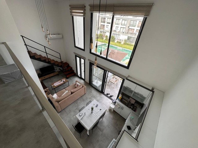 VOLLSTÄNDIG MÖBLIERTE 2+1-LOFT-WOHNUNG ZUM VERKAUF AUF EINEM GRUNDSTÜCK MIT GEMEINSAMEN POOL IN GİRNE/ALSANCAK