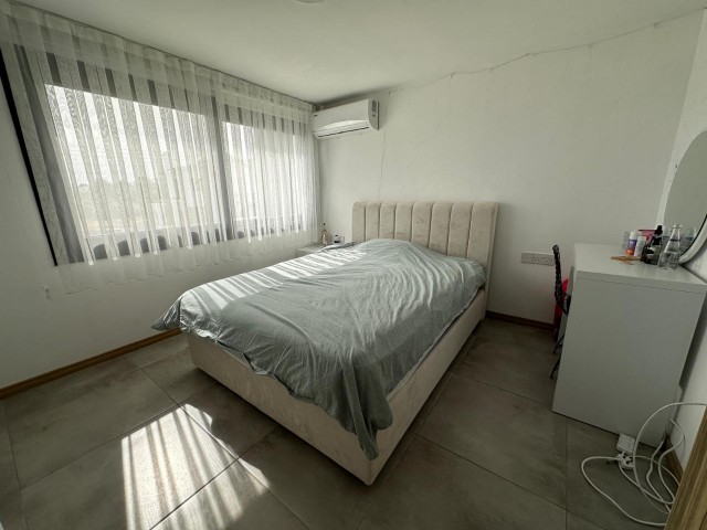 VOLLSTÄNDIG MÖBLIERTE 2+1-LOFT-WOHNUNG ZUM VERKAUF AUF EINEM GRUNDSTÜCK MIT GEMEINSAMEN POOL IN GİRNE/ALSANCAK