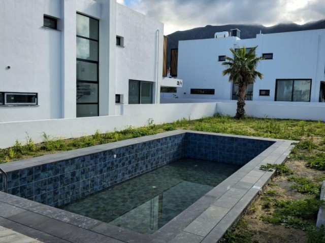 4+1 LUXUSVILLA ZUM VERKAUF IN KYRENIA/EDREMIT