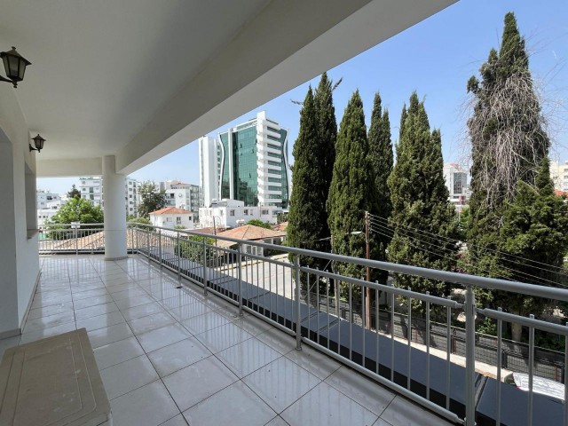 DAILY 3+1 MÖBLIERTE WOHNUNG IN NICOSIA/YENİŞEHİR