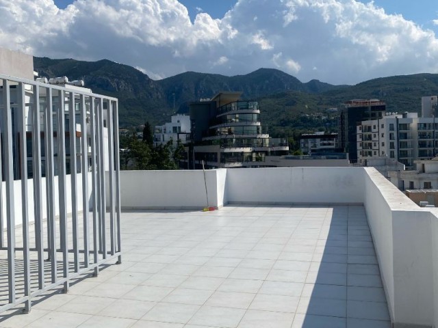 2+1 MÖBLIERTES PENTHOUSE ZU VERMIETEN IM SNOW MARKET-GEBIET VON KYRENIA