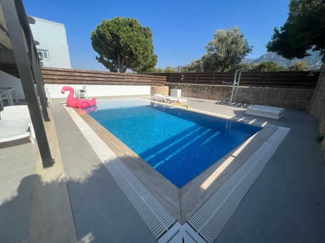 Luxuriöse 4+1-Villa mit Garten und privatem Pool in Karaoğlanoğlu