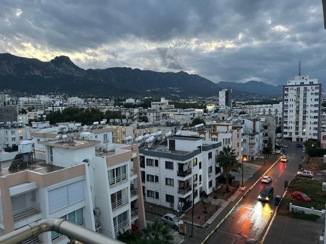 Möbliertes 3+1 Penthouse mit großer Terrasse, fußläufig zum Les Ambassadeurs Hotel