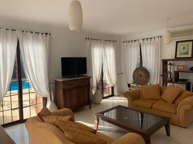 TÜRKEI 3+1 VILLA ZUM VERKAUF MIT GEMEINSCHAFTSPOOL IN KYRENIA/BELLAPAIS ** 