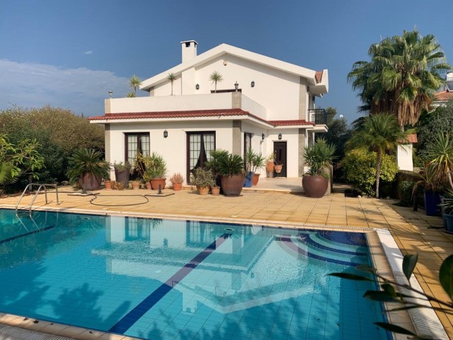 TÜRKEI 3+1 VILLA ZUM VERKAUF MIT GEMEINSCHAFTSPOOL IN KYRENIA/BELLAPAIS ** 