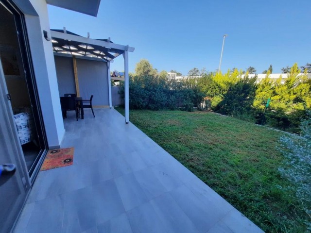 2+1 Wohnung mit Garten zum Verkauf in einem Komplex mit Pool in Girne/Ozanköy