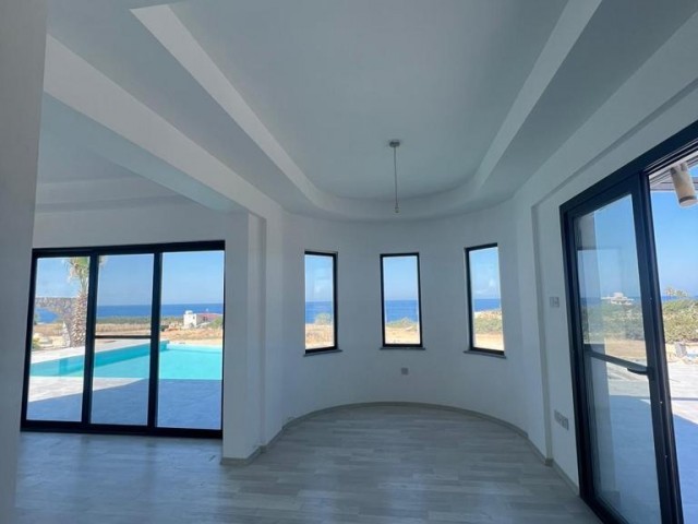 Girne/Tatlısu'da Özel İnfinity Havuzlu Satılık Villa