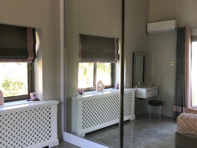 Girne Edremitte 2 Dönüm Arazi İçinde Havuzlu Satılık 4+1 Villa