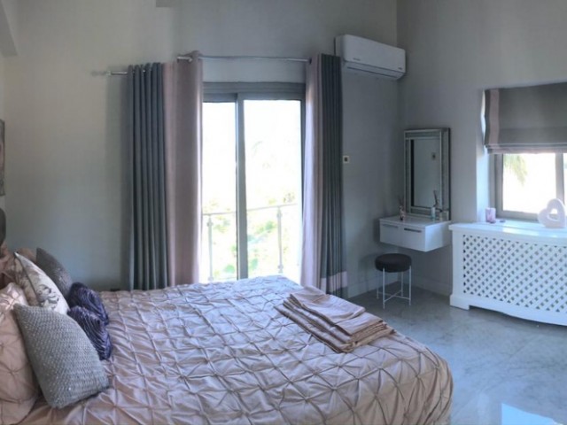 Girne Edremitte 2 Dönüm Arazi İçinde Havuzlu Satılık 4+1 Villa