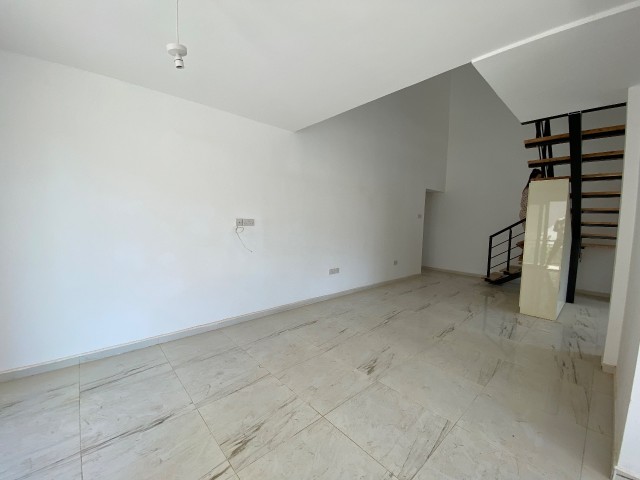 Girne/Alsancak'ta Havuzlu Sitede Satılık 3+1 Daire