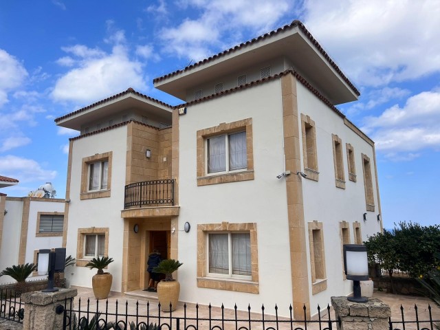 Girne/Bellapais'te 800 m² Arsa Üzerinde Kapanmaz Dağ Deniz Manzaralı Villa