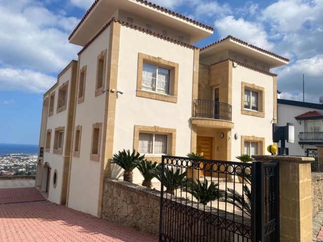 Girne/Bellapais'te 800 m² Arsa Üzerinde Kapanmaz Dağ Deniz Manzaralı Villa