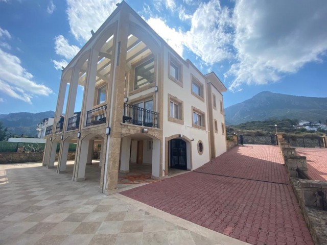 Girne/Bellapais'te 800 m² Arsa Üzerinde Kapanmaz Dağ Deniz Manzaralı Villa