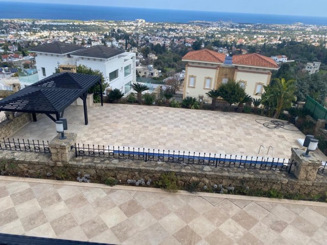 Girne/Bellapais'te 800 m² Arsa Üzerinde Kapanmaz Dağ Deniz Manzaralı Villa