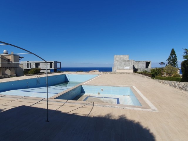 Sieben renovierte Villen mit Meerblick zum Verkauf in einer anständigen Anlage mit Gemeinschaftspool in Girne/Esentepe