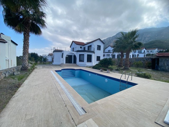 Zu verkaufen 4+1 Villa mit privatem Pool in Kyrenia/Lapta