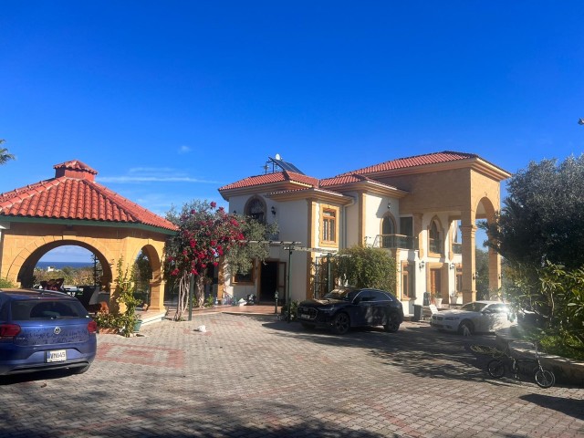 Girne/Edremit'te 6.5 Dönüm İçerisinde Satılık Villa