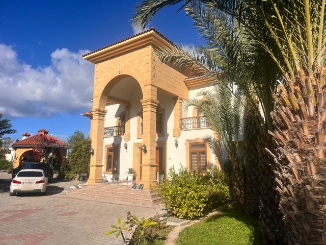 Villa zum Verkauf auf 6,5 Dekar in Kyrenia/Edremit