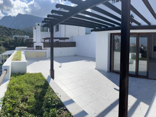 3+1 Maisonette-Wohnung zum Verkauf auf einem Grundstück mit Pool in Alsancak, Kyrenia