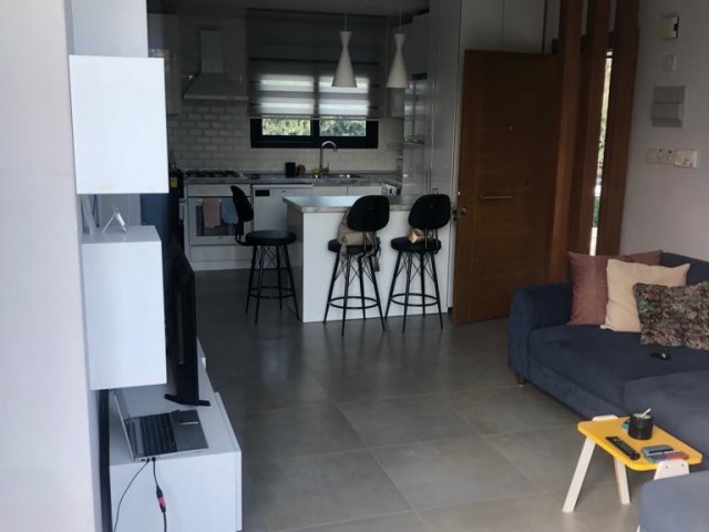 Girne/Alsancak'ta Havuzlu Sitede Lüks Eşyalı Satılık Daire