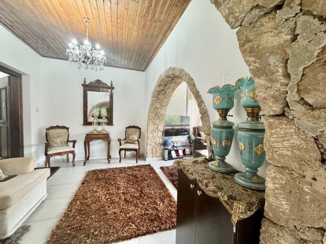 Girne/Ozanköy'de 600 m² Arsa İçerisinde Satılık 3+2 Villa