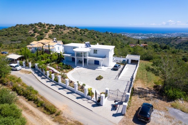Super Luxury Villa for Sale on a Land of 2378 m² in Kyrenia/Karmi