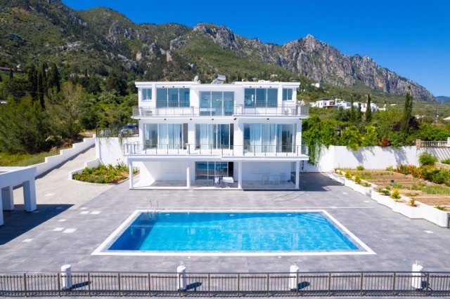 Super Luxury Villa for Sale on a Land of 2378 m² in Kyrenia/Karmi