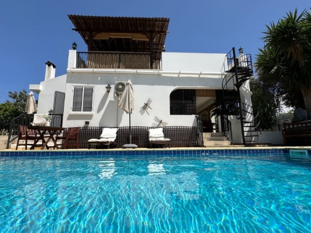 Duplex-Villa mit privatem Pool zum VERKAUF in einem 1 Dekaden großen, völlig freistehenden Garten in Ozanköy, Kyrenia