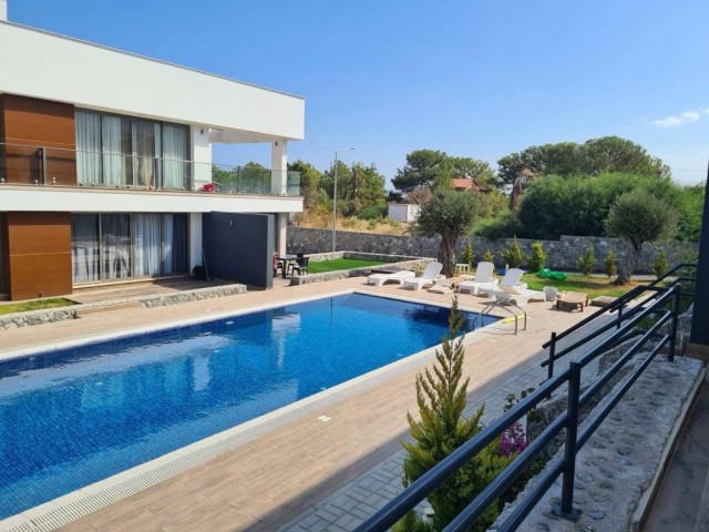 Komplett möblierte Wohnung mit Garten zum Verkauf in Kyrenia/Alsancak