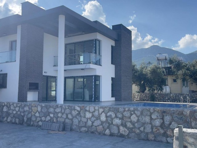Girne Zeytinlik'te Dağ ve Deniz Manzaralı Ultra Lüks Teslime Hazır 4+1 Villa