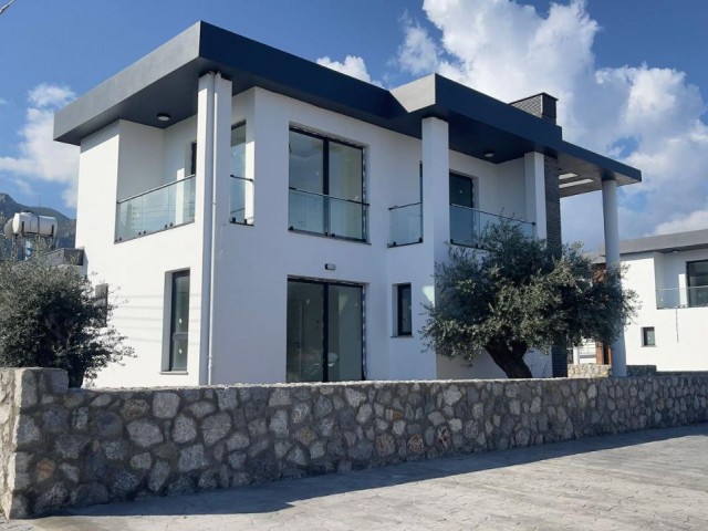 Girne Zeytinlik'te Dağ ve Deniz Manzaralı Ultra Lüks Teslime Hazır 4+1 Villa