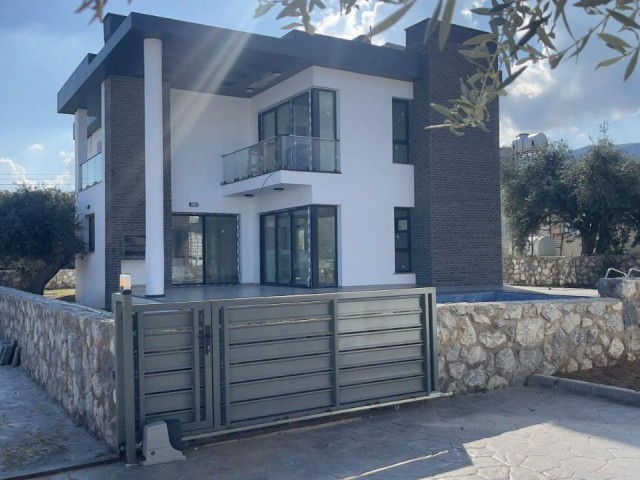 Ultraluxuriöse, lieferbereite 4+1-Villa mit Berg- und Meerblick in Girne Zeytinlik