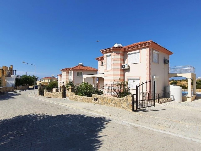 Girne Karşıyaka'da Satılık 3+1 Havuzlu Villa