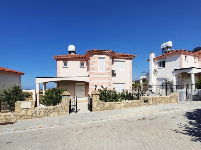 Girne Karşıyaka'da Satılık 3+1 Havuzlu Villa