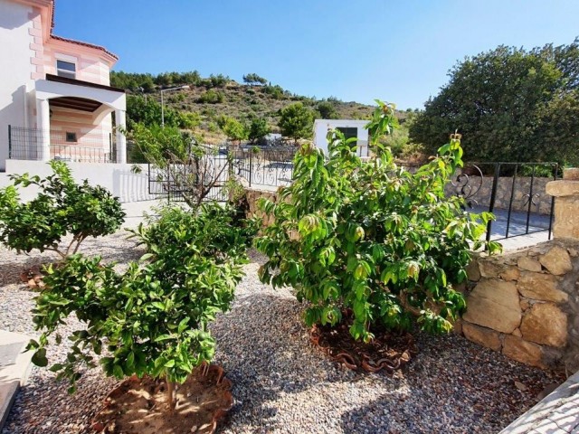 3+1 Villa mit Pool in Kyrenia Karsiyaka zu verkaufen ** 