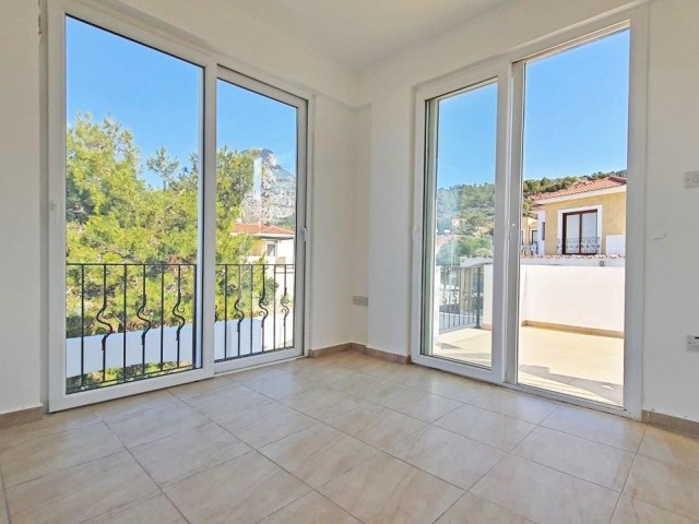 KYRENIA KARSIYAKA 3 + 1 VILLA MIT MEERBLICK ZU VERKAUFEN ** 