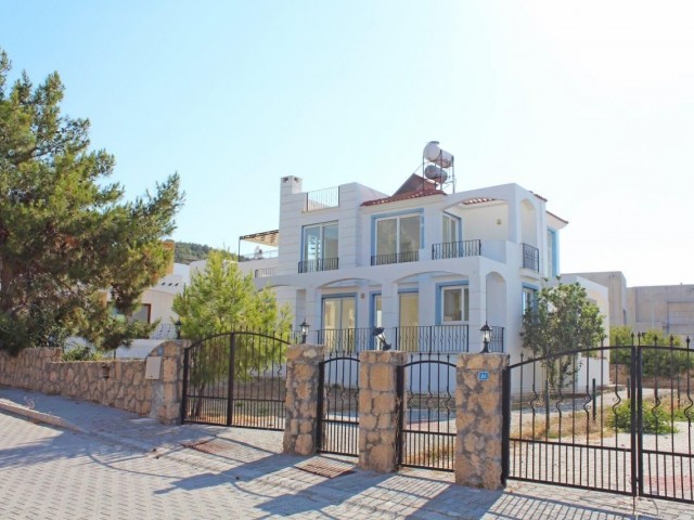 KYRENIA KARSIYAKA 3 + 1 VILLA MIT MEERBLICK ZU VERKAUFEN ** 