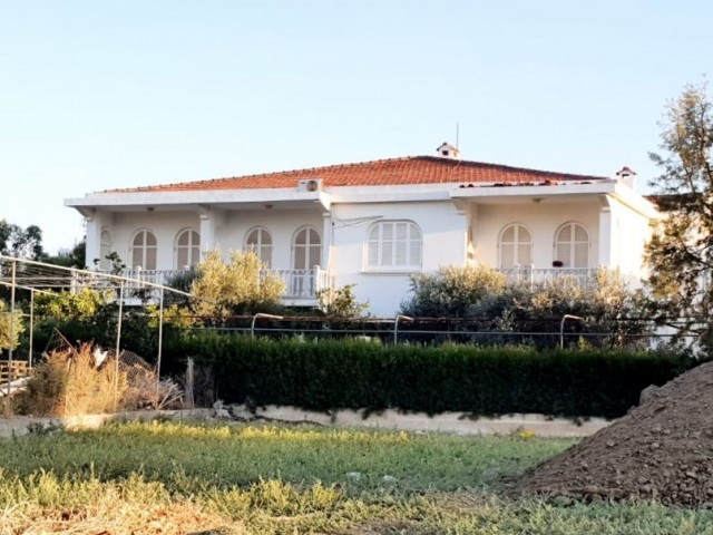 3 + 1 GROßE, TÜRKISCHE VILLA IN NIKOSIA ** 