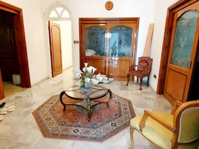 3 + 1 GROßE, TÜRKISCHE VILLA IN NIKOSIA ** 