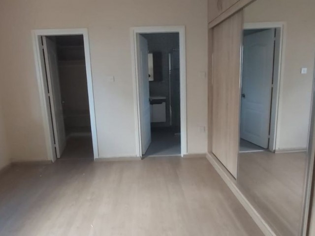 GİRNE MERKEZ DE HAVUZLU SİTE İÇİNDE SATILIK  DAİRE