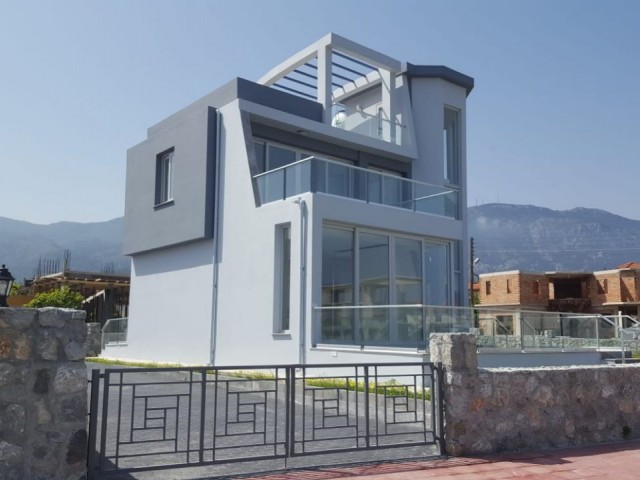 LUXUSVILLA IN DER NÄHE DES MEERES IN ALSANCAK ZU VERKAUFEN