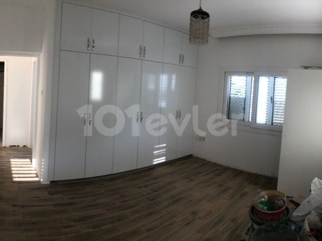 GİRNE MERKEZ DE SATILIK 3+1   FUL EŞYALI  AYRI MUTFAK, GENİŞ DAİRE