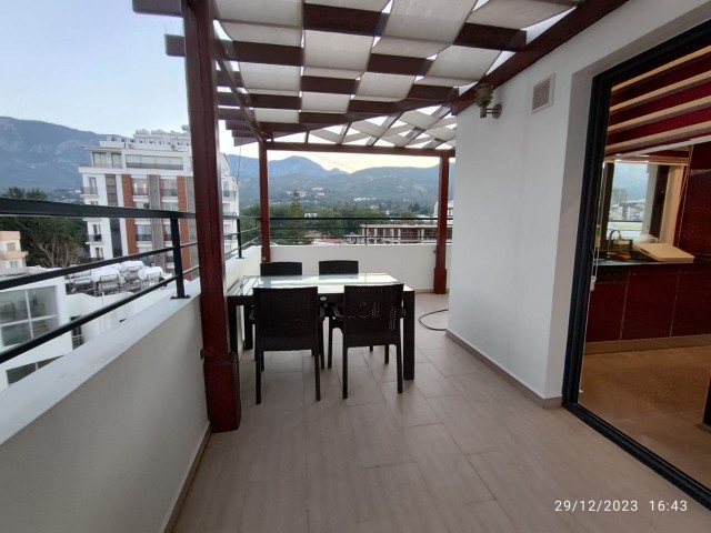 PENTHOUSE-WOHNUNG MIT TOLLER AUSSICHT ZUM VERKAUF IM ZENTRUM VON KYRENIA MIT ULTRA-LUXURIÖSER TERRASSE MIT JACUZZI