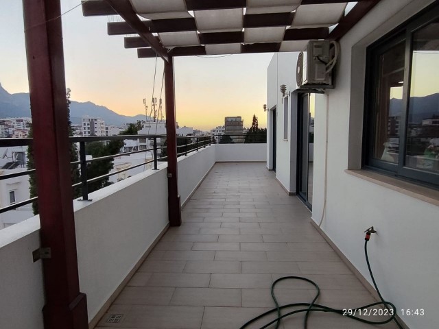 PENTHOUSE-WOHNUNG MIT TOLLER AUSSICHT ZUM VERKAUF IM ZENTRUM VON KYRENIA MIT ULTRA-LUXURIÖSER TERRASSE MIT JACUZZI