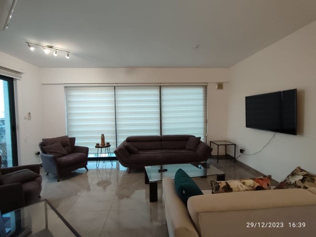 PENTHOUSE-WOHNUNG MIT TOLLER AUSSICHT ZUM VERKAUF IM ZENTRUM VON KYRENIA MIT ULTRA-LUXURIÖSER TERRASSE MIT JACUZZI