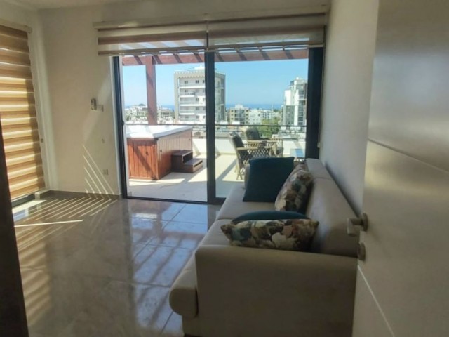 PENTHOUSE-WOHNUNG MIT TOLLER AUSSICHT ZUM VERKAUF IM ZENTRUM VON KYRENIA MIT ULTRA-LUXURIÖSER TERRASSE MIT JACUZZI