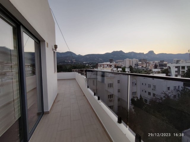 PENTHOUSE-WOHNUNG MIT TOLLER AUSSICHT ZUM VERKAUF IM ZENTRUM VON KYRENIA MIT ULTRA-LUXURIÖSER TERRASSE MIT JACUZZI