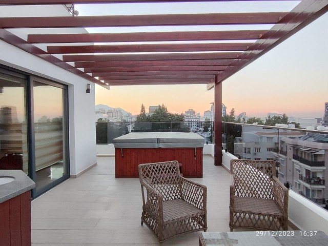 PENTHOUSE-WOHNUNG MIT TOLLER AUSSICHT ZUM VERKAUF IM ZENTRUM VON KYRENIA MIT ULTRA-LUXURIÖSER TERRASSE MIT JACUZZI