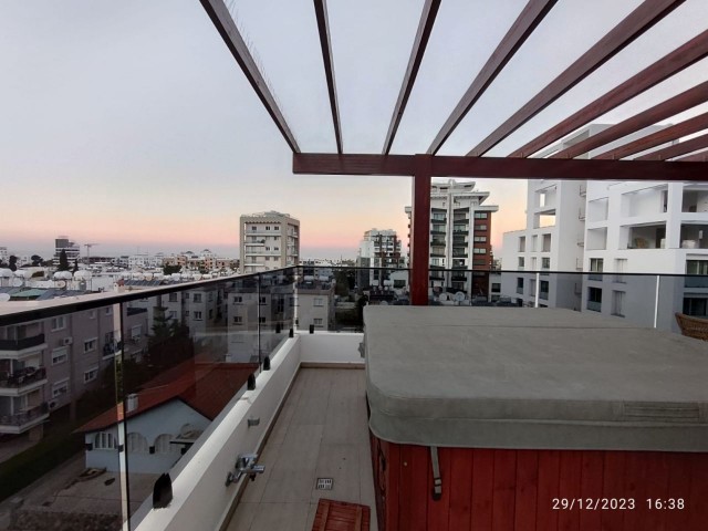 PENTHOUSE-WOHNUNG MIT TOLLER AUSSICHT ZUM VERKAUF IM ZENTRUM VON KYRENIA MIT ULTRA-LUXURIÖSER TERRASSE MIT JACUZZI