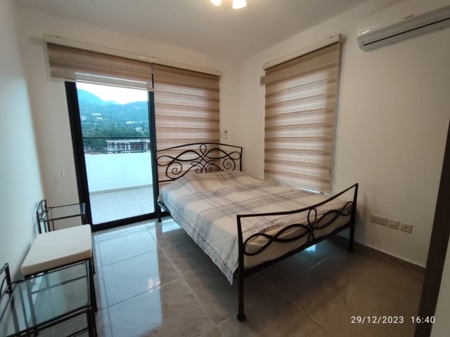 PENTHOUSE-WOHNUNG MIT TOLLER AUSSICHT ZUM VERKAUF IM ZENTRUM VON KYRENIA MIT ULTRA-LUXURIÖSER TERRASSE MIT JACUZZI